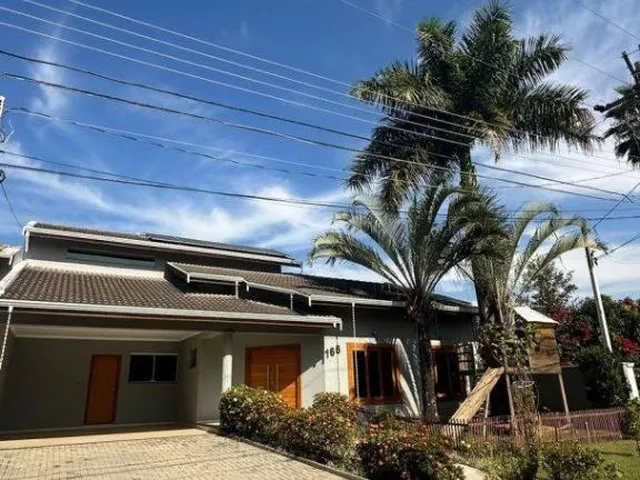 Imagem: A casa possui 4 Dormitórios, 4 Suítes, 6 Banheiros, 4