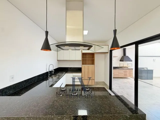 Imagem: A casa possui 3 Dormitórios, 3 Suítes, 2 Banheiros, 4