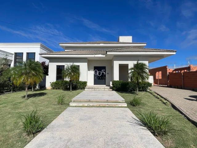 Imagem: A casa em condomínio possui 5 Dormitórios, 5 Suítes, 2