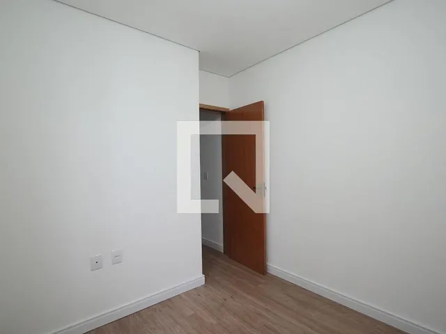 Imagem 12: Localizada no bairro Campestre, esta encantadora casa oferece um espaço de 96 metros