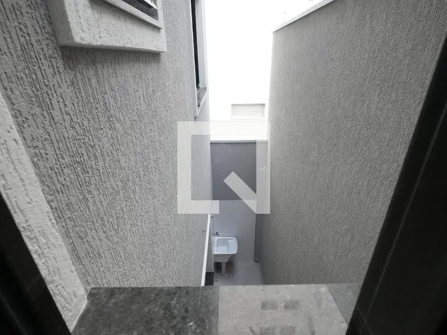 Imagem 3: Localizada no bairro Campestre, esta encantadora casa oferece um espaço de 96 metros
