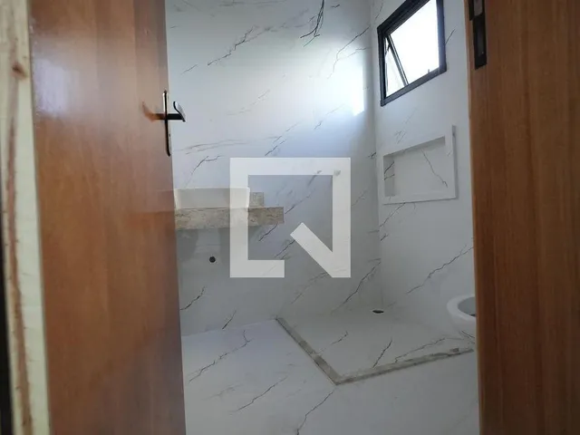 Imagem 4: Localizada no bairro Campestre, esta encantadora casa oferece um espaço de 96 metros