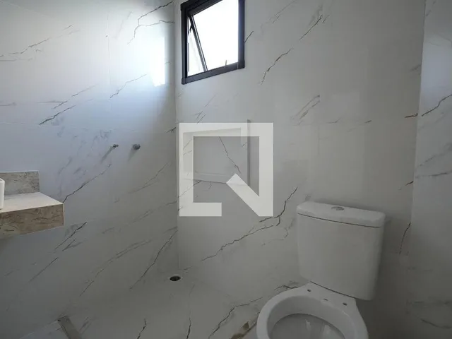 Imagem 6: Localizada no bairro Campestre, esta encantadora casa oferece um espaço de 96 metros
