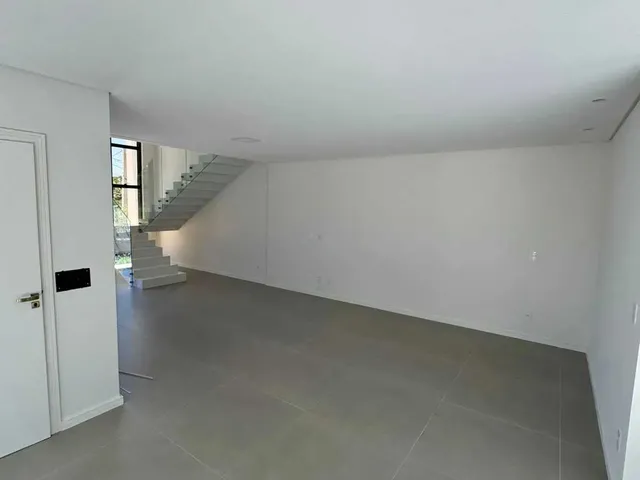 Imagem 7: Casa com 3 dormitórios sendo 3 suítes e 4 vagas de garagem em São José/SC