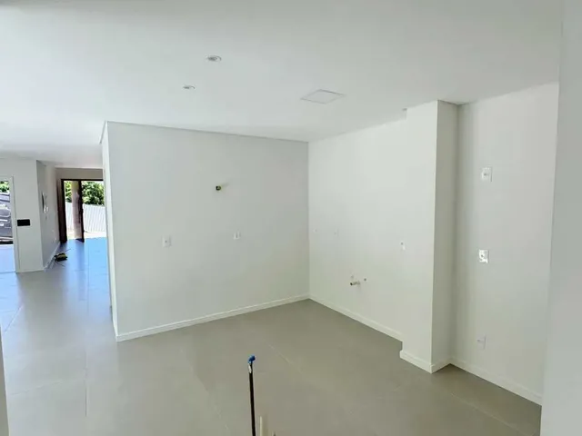 Imagem 2: Casa com 3 dormitórios sendo 3 suítes e 4 vagas de garagem em São José/SC