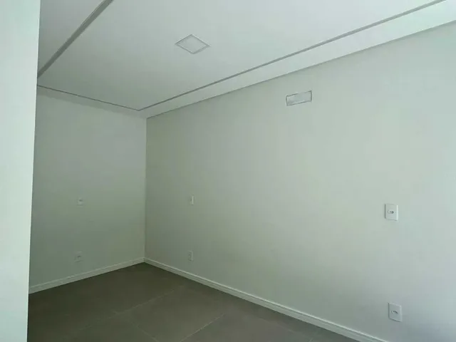 Imagem 13: Casa com 3 dormitórios sendo 3 suítes e 4 vagas de garagem em São José/SC