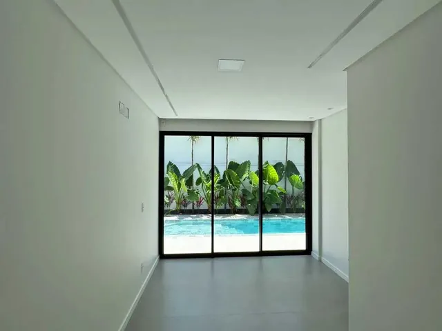 Imagem 4: Casa com 3 dormitórios sendo 3 suítes e 4 vagas de garagem em São José/SC