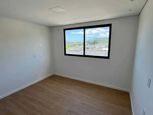 Imagem 10: Casa com 3 dormitórios sendo 3 suítes e 4 vagas de garagem em São José/SC