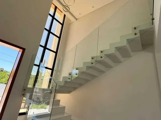 Imagem 5: Casa com 3 dormitórios sendo 3 suítes e 4 vagas de garagem em São José/SC