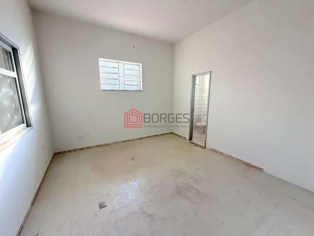 Imagem 6: Galpão Comercial com Amplo Pátio e 2.150m² de Terreno