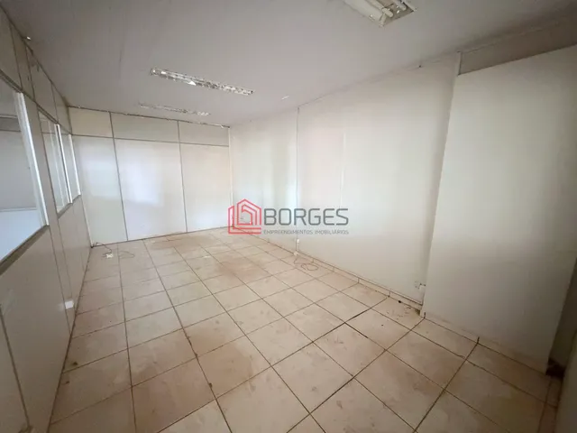 Imagem 4: Galpão Comercial com Amplo Pátio e 2.150m² de Terreno