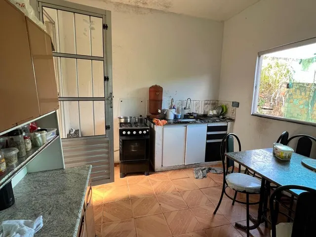 Imagem 7: Imóvel residencial localizado em lote amplo com 480 m², oferecendo excelente espaço