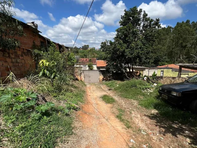 Imagem 4: Imóvel residencial localizado em lote amplo com 480 m², oferecendo excelente espaço