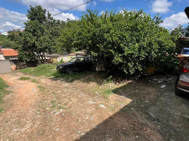 Imagem 2: Imóvel residencial localizado em lote amplo com 480 m², oferecendo excelente espaço