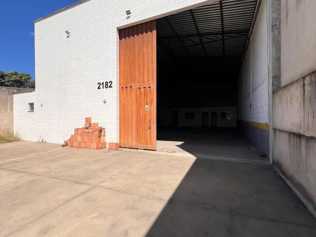Imagem 2: Galpão comercial disponível para locação, ideal para empresas que buscam um espaço