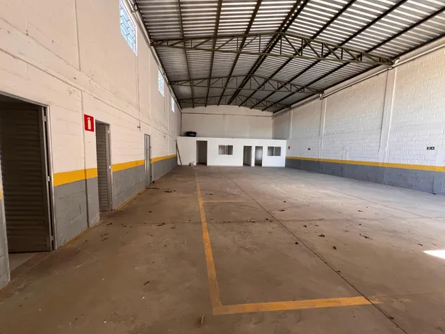 Imagem 6: Galpão comercial disponível para locação, ideal para empresas que buscam um espaço