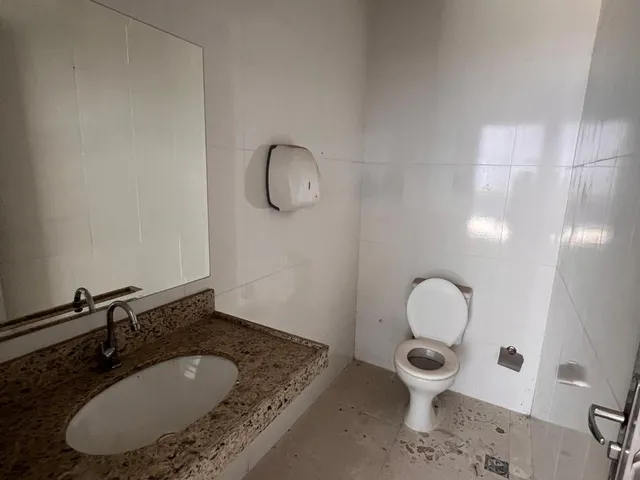 Imagem 4: Galpão comercial disponível para locação, ideal para empresas que buscam um espaço