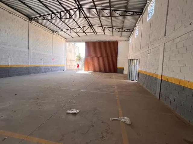 Imagem 8: Galpão comercial disponível para locação, ideal para empresas que buscam um espaço