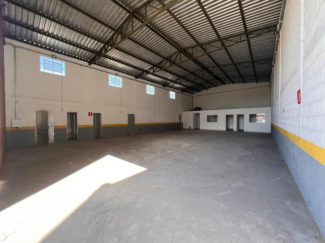 Imagem 13: Galpão comercial disponível para locação, ideal para empresas que buscam um espaço