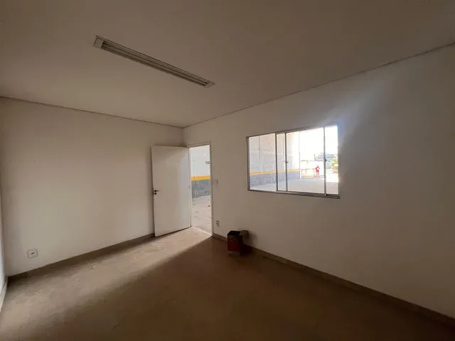 Imagem 5: Galpão comercial disponível para locação, ideal para empresas que buscam um espaço