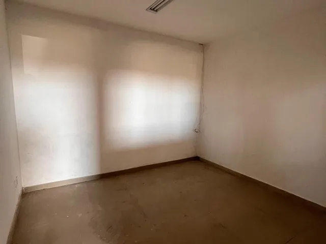 Imagem 3: Galpão comercial disponível para locação, ideal para empresas que buscam um espaço
