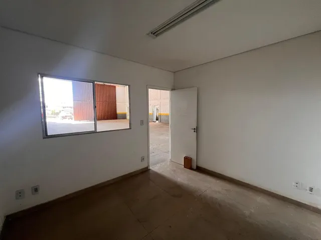 Imagem 12: Galpão comercial disponível para locação, ideal para empresas que buscam um espaço
