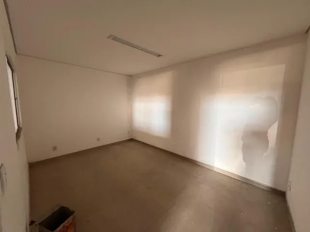 Imagem 15: Galpão comercial disponível para locação, ideal para empresas que buscam um espaço