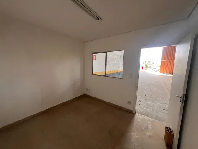 Imagem 16: Galpão comercial disponível para locação, ideal para empresas que buscam um espaço