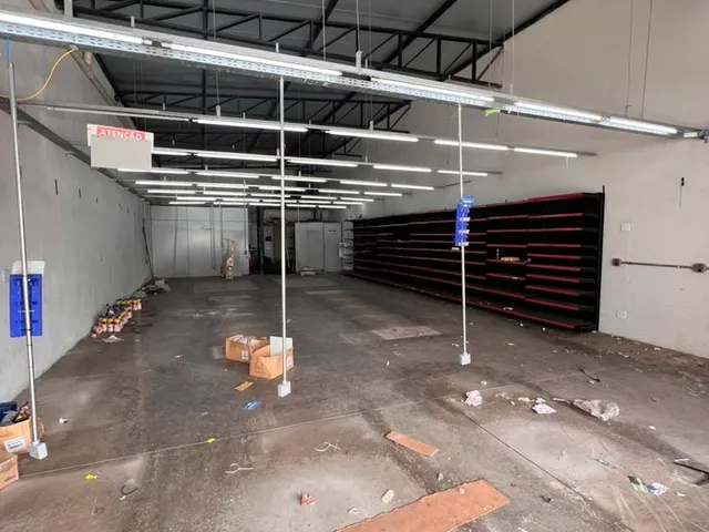 Imagem 9: Oportunidade imperdível! Vende-se um espaçoso galpão comercial com excelente
