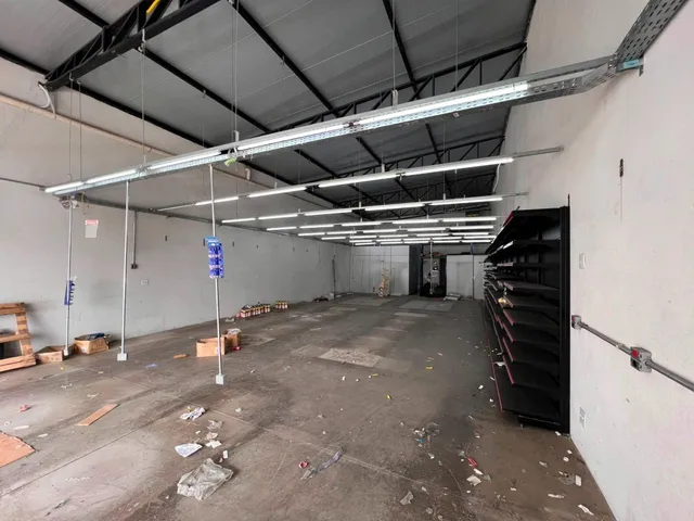 Imagem 2: Oportunidade imperdível! Vende-se um espaçoso galpão comercial com excelente