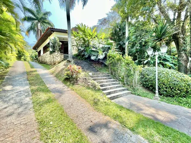Imagem: A casa possui 6 Dormitórios, 6 Suítes, 9 Banheiros,