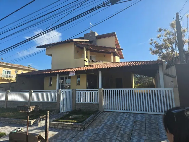 Imagem: Casa com Quadra de Futebol Privativa no