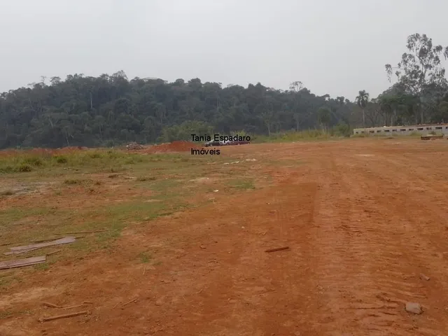 Imagem: O terreno possui 8.000m² de Área e está localizado em