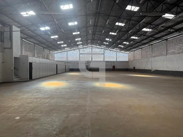 Imagem: Galpão comercial com 1.767,55m² no Porto