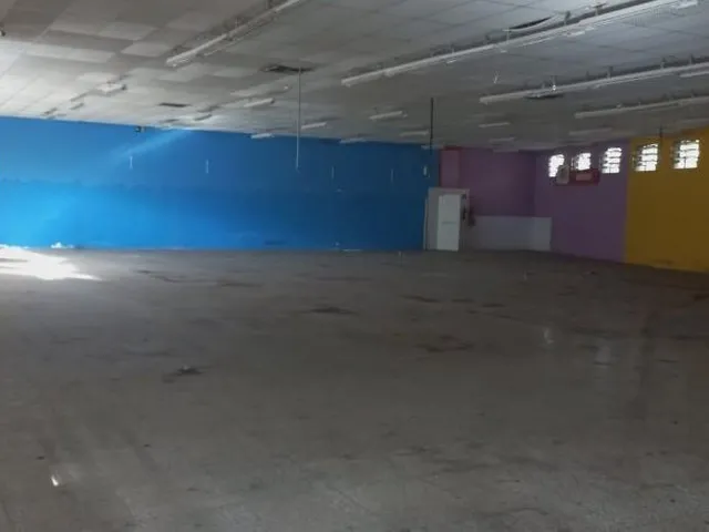 Imagem: A loja possui 6 Banheiros, 26 Vagas na garagem, 750m² de