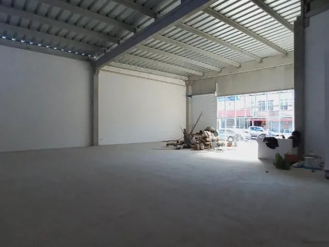 Imagem: O depósito possui 4 Banheiros, 14 Vagas na garagem, 681m²