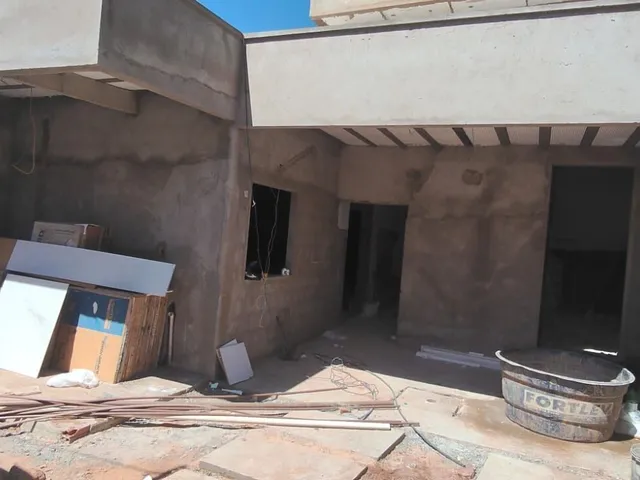 Imagem: A casa possui 4 Dormitórios, 1 Suíte, 2 Banheiros, 2
