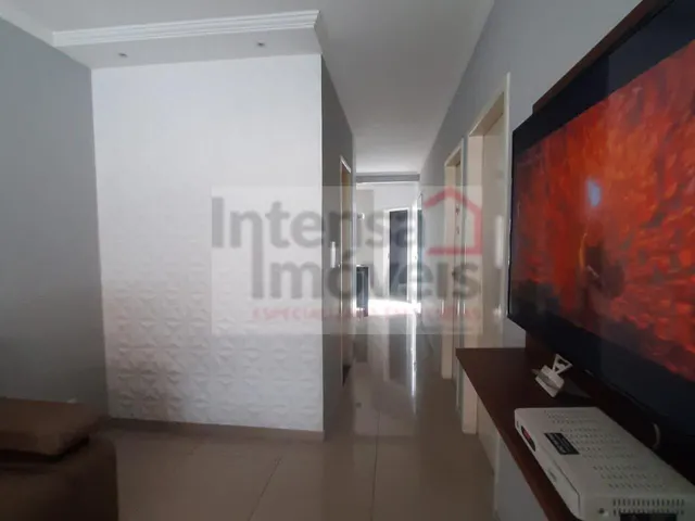Imagem: A casa possui 3 Dormitórios, 1 Suíte, 2 Banheiros, 4