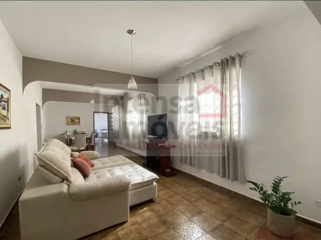 Imagem: A casa possui 3 Dormitórios, 1 Suíte, 3 Banheiros, 2