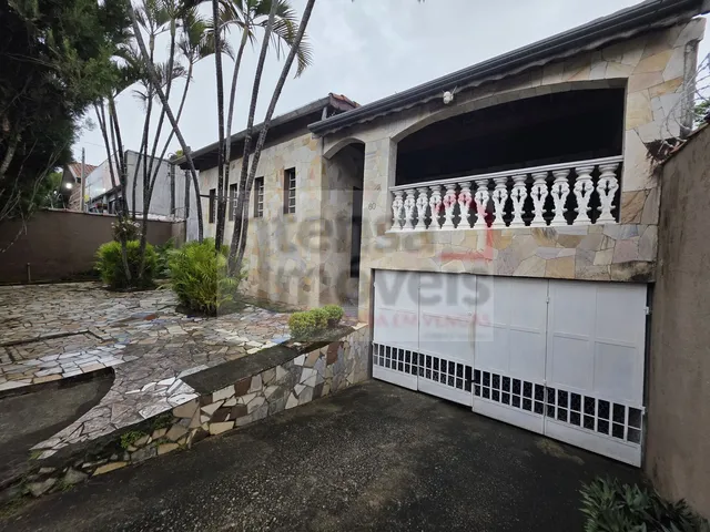 Imagem: A casa possui 3 Dormitórios, 1 Suíte, 2 Banheiros, 3