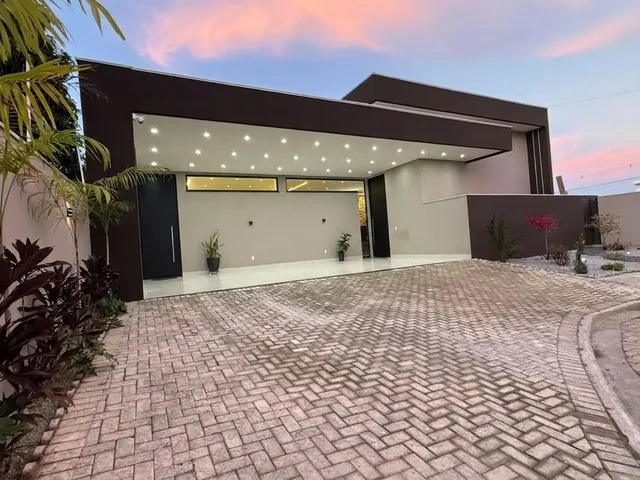 Imagem: Casa de Alto Padrão com 4 Quartos (2 Suítes)