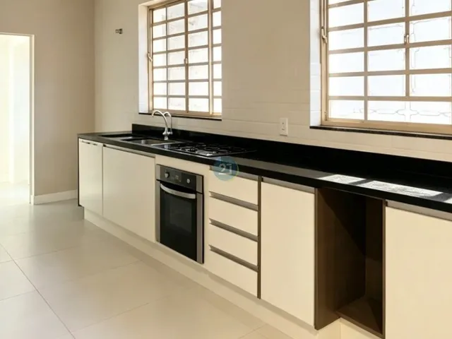 Imagem 11: Alugo ampla casa, com 04 quartos (02 suítes), 03 vagas de garagem, próxima a Beira-Mar