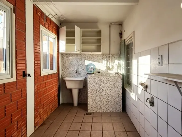 Imagem 2: Alugo ampla casa, com 04 quartos (02 suítes), 03 vagas de garagem, próxima a Beira-Mar