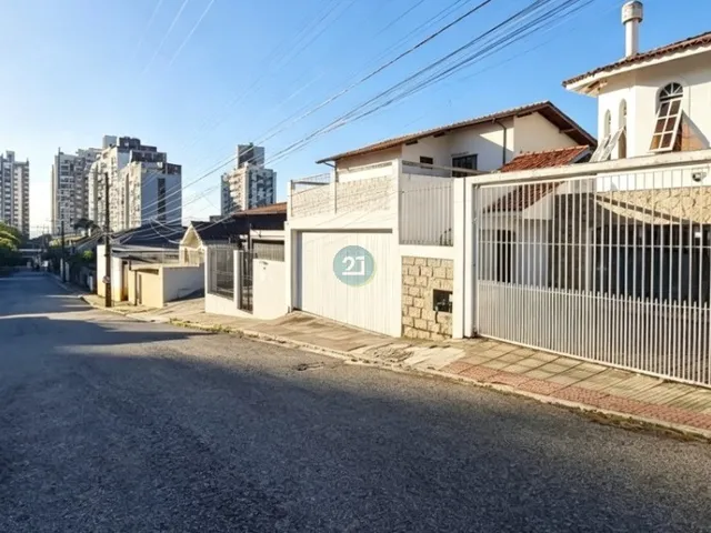 Imagem 7: Alugo ampla casa, com 04 quartos (02 suítes), 03 vagas de garagem, próxima a Beira-Mar