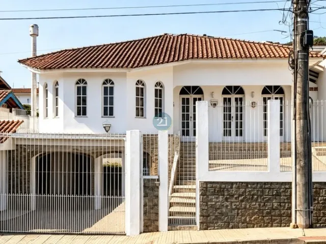 Imagem 4: Alugo ampla casa, com 04 quartos (02 suítes), 03 vagas de garagem, próxima a Beira-Mar