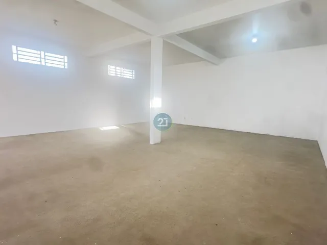 Imagem 2: Alugo galpão com 200m² e mezanino com 28m², com 03 vagas de estacionamento, no bairro
