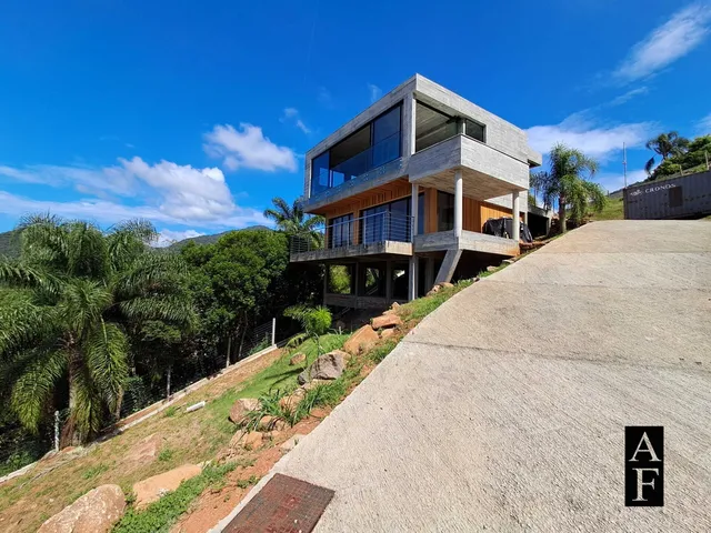 Imagem: A casa possui 3 Dormitórios, 2 Suítes, 1 Banheiro, 1 Vaga