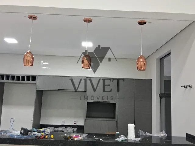 Imagem: A casa em condomínio possui 5 Dormitórios, 3 Suítes, 4