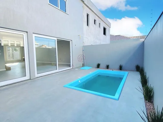 Imagem 2: Sobrado com piscina no Bairro Mont Serrat, com (03) três suítes e (02) duas vagas