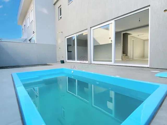 Imagem 6: Sobrado com piscina no Bairro Mont Serrat, com (03) três suítes e (02) duas vagas